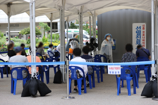 31일 서울 영등포보건소에 마련된 선별진료소를 찾은 시민들이 검사를 기다리고 있다.    [연합뉴스]